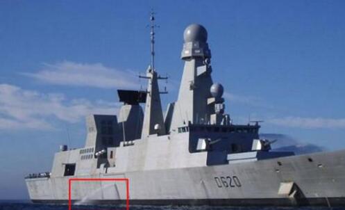 軍艦等大型船舶的側(cè)面不停地向外排水：水從哪里來(lái)？